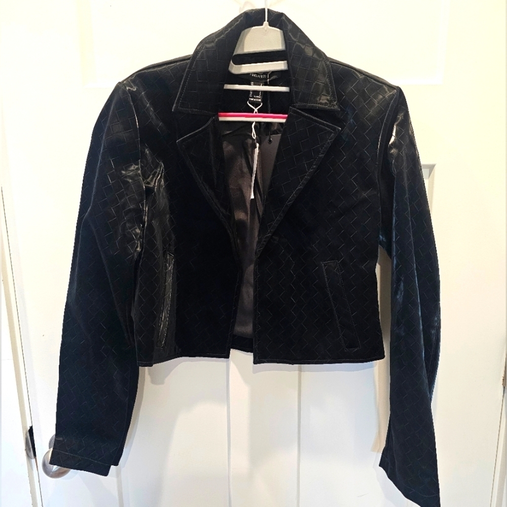 Forever 21 NWT Black Woven Faux Leather Cropped Jacket Women’s Small